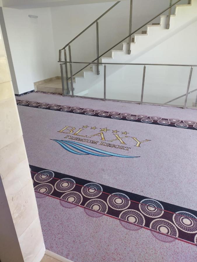 Blaxy Resort Stefi Cu Acces La Piscine Gratuit Douăzeci şi Trei August Esterno foto