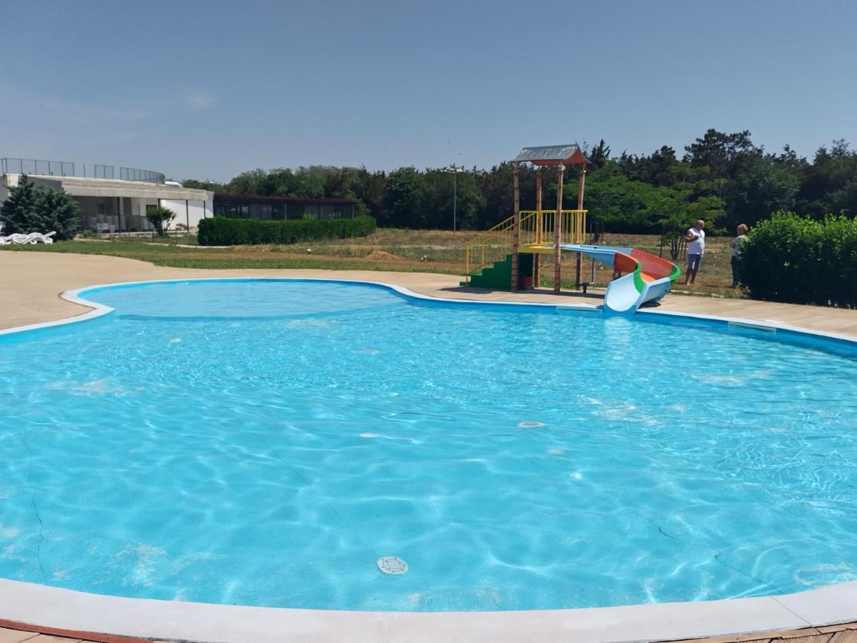Blaxy Resort Stefi Cu Acces La Piscine Gratuit Douăzeci şi Trei August Esterno foto
